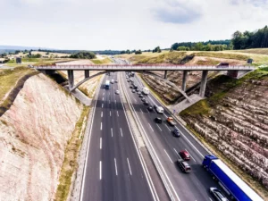 Import af elbil. Her gennemgår vi import af elbil fra Tyskland og fra andre EU-lande og hvordan du kan købe en autotransport, hvis du har købt en bil i udlandet. Du kan spare penge på at importere en elbil.