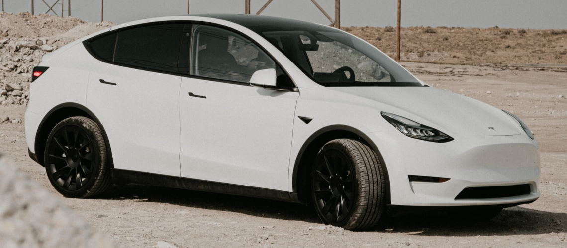 En Tesla Model Y Long Range har typisk en registreringsafgift på mellem 0 kr. og 27.000 kr., hvis den importeres brugt i 2023.