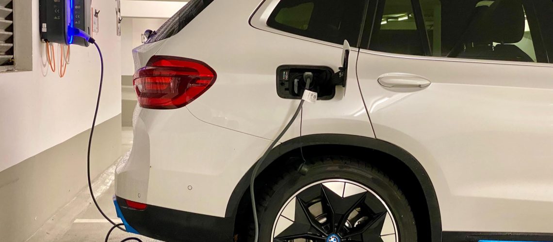 En BMW iX3 har typisk en registreringsafgift på mellem 13.000 kr. og 72.000 kr., hvis den importeres brugt i 2022.