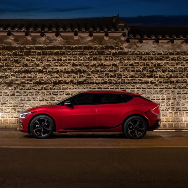 En Kia EV6 har typisk en registreringsafgift på 0 kr., hvis den importeres brugt i 2022. Undtagelsen for dette er GT modellen (ikke GT-Line) med 585 HK, som har en afgift i omegnen af 30.000 kr.