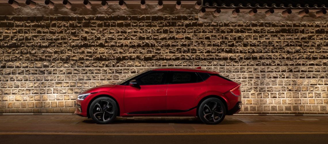 En Kia EV6 har typisk en registreringsafgift på 0 kr., hvis den importeres brugt i 2022. Undtagelsen for dette er GT modellen (ikke GT-Line) med 585 HK, som har en afgift i omegnen af 30.000 kr.