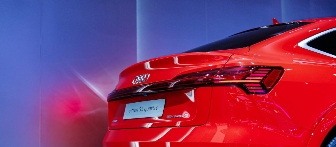 En Audi e-tron har typisk en registreringsafgift på mellem 24.000 kr. og 191.000 kr., hvis den importeres brugt i 2022.