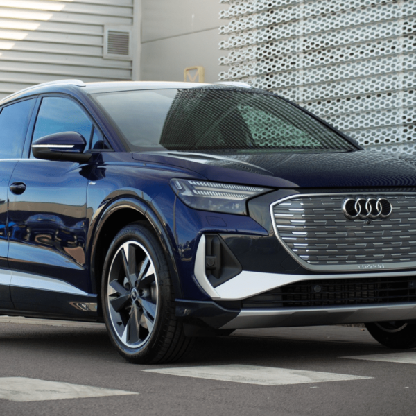 En Audi Q4 e-tron har typisk en registreringsafgift på mellem 0 kr. og 85.000 kr., hvis den importeres brugt i 2022.