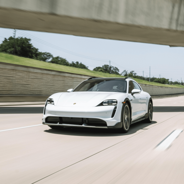 En Porsche Taycan har typisk en registreringsafgift på mellem 170.000 kr. og 367.000 kr., hvis den importeres brugt i 2022.
