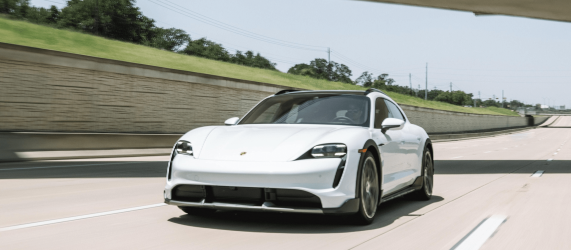 En Porsche Taycan har typisk en registreringsafgift på mellem 170.000 kr. og 367.000 kr., hvis den importeres brugt i 2022.