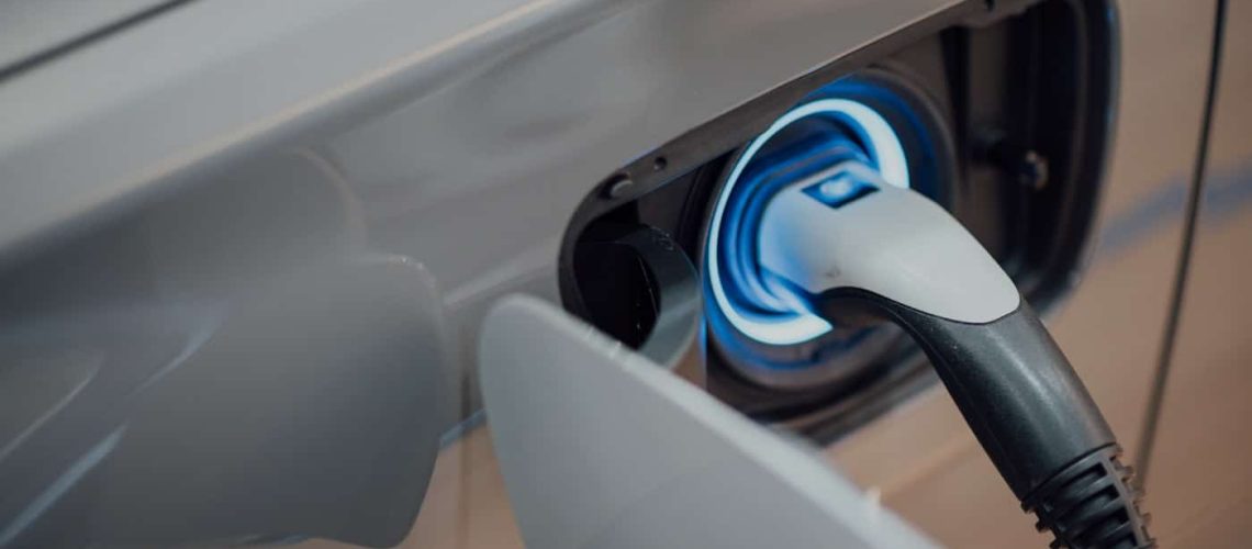 Elektriske biler lades op – import af elbiler til Danmark via QuickImport.dk